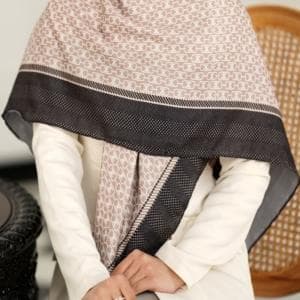 روسری نخی طرح رایکا دوردوخت منگوله دار کد 20375