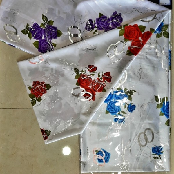 فروش اینترنتی لباسی ساتن گلدار زمینه سفید فویل دار