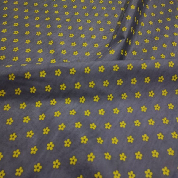 فروش اینترنتی پارچه آشپزخانه طرح شکوفه زمینه طوسی گل زرد عرض 2 متر
